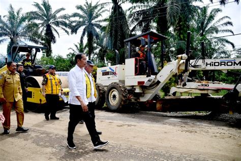 Jokowi Anggarkan Rp14 Triliun Untuk Perbaikan Jalan Selama 2023