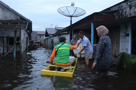 Yakesma Kalteng Salurkan Sembako Untuk Korban Banjir Warga Pinggiran