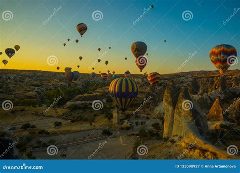 Viaje a Goreme Cappadocia Turquía La Salida Del Sol En Las Montañas