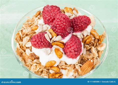 Desayuno Sano Del Cereal Con El Yogur Y Las Frambuesas Griegos Foto De