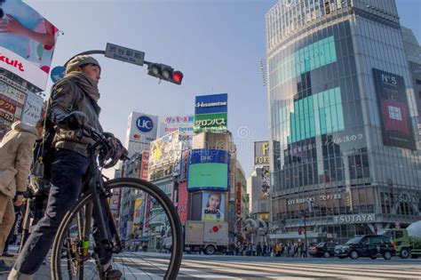 People in Shibuya Crossing, Japan Editorial Photo - Image of bicycle ...