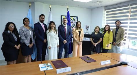 Defensor A Del Pueblo Traspasa Copa Del Torneo De Debate A La Oim