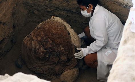 Descubren 24 fardos funerarios de la época del imperio inca con más de