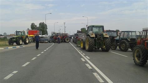 Traktorima do poticaja Poljoprivrednici blokirali granični prijelaz u