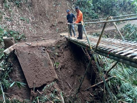 Jembatan Penghubung Dua Desa Terputus Akibat Longsor Jurnalbogor