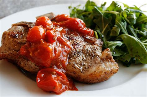 VEAL CUTLETS WITH TOMATO AND BASIL SAUCE | FriendsEAT