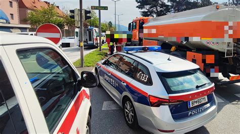 Radfahrer Von Lkw Erfasst Und Verletzt Oe24 At