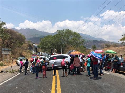 Bloquean Padres Y Maestros De Acahuizotla La Carretera Federal A