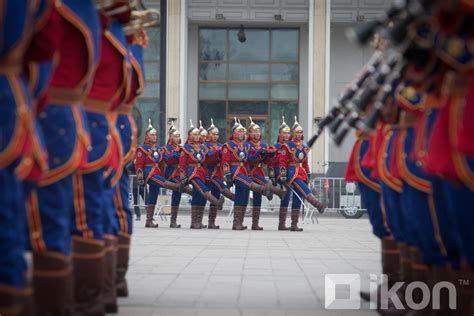 ФОТО: Төрийн далбаа мандуулж, их цагаан тугаа цэнгүүллээ