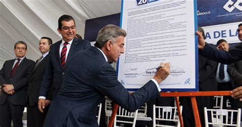 NOTICIAS TEZIUTLAN INFORMA TONY GALI FIRMA 20 ACCIONES A FAVOR DE LA