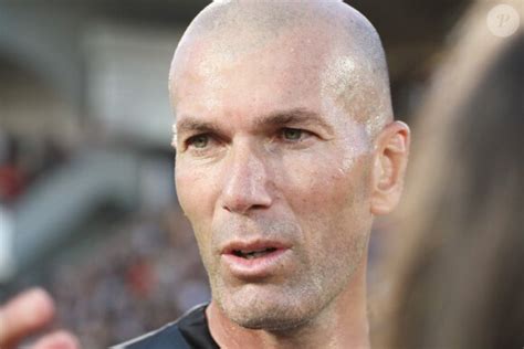 Photo Zinédine Zidane entraîneur du Real Madrid lors du Match des