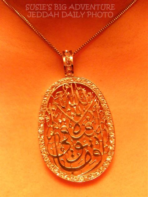 Gold Neckace | JEDDAH DAILY PHOTO