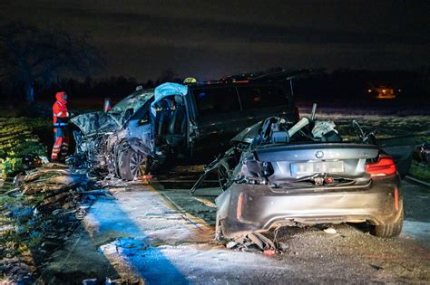 Karlsruhe BMW gerät in Gegenverkehr Fünf junge Menschen sterben