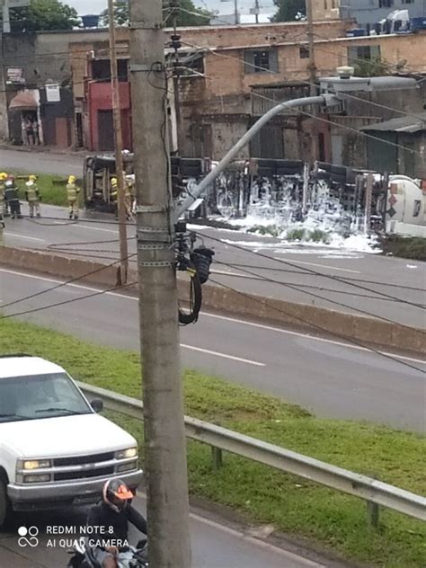 Carreta carregada de combustível tomba e interdita totalmente Anel