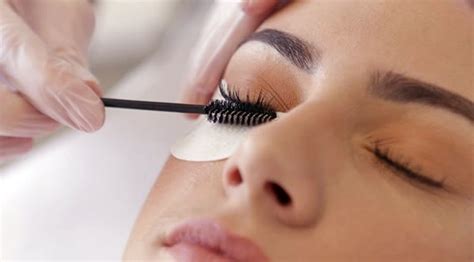 Beauty Lounge Susan Wenkbrauwen En Wimpers