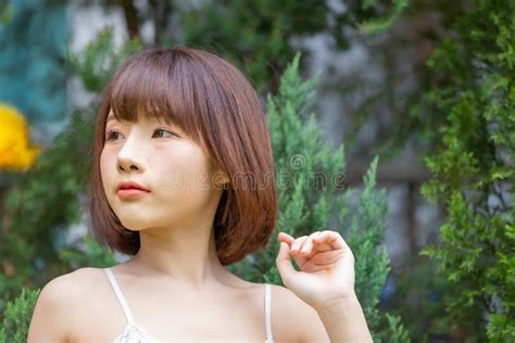Portrait De Bikini Du Port De Jeune Asiatique Jolie Femme Sexy Dans Le
