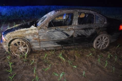 POL HF Auto überschlägt sich und landet im Feld Fahrer verletzt sich