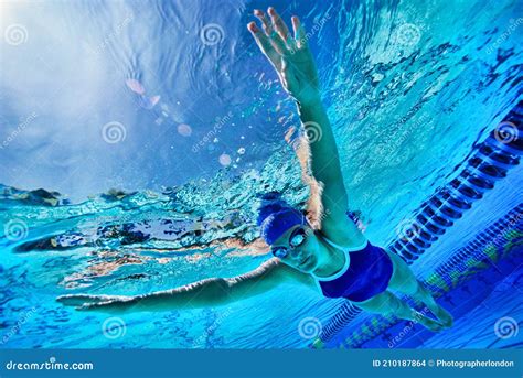 Toma Submarina De Una Mujer Nadando En Una Piscina Foto De Archivo