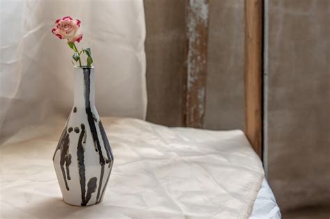 Premium Photo White Rose In Vase On Table