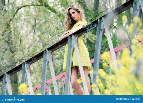 Belle Fille Blonde Restant Dans Une Passerelle Rurale Image Stock Image Du Beige Soin