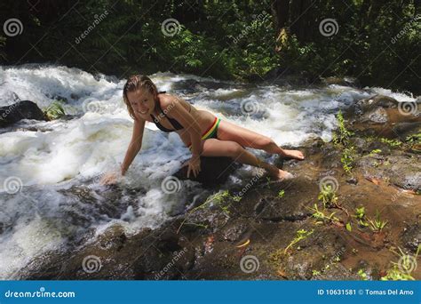 Blonde Frau Im Bikini Durch Wasserfall Stockbild Bild Von Frau
