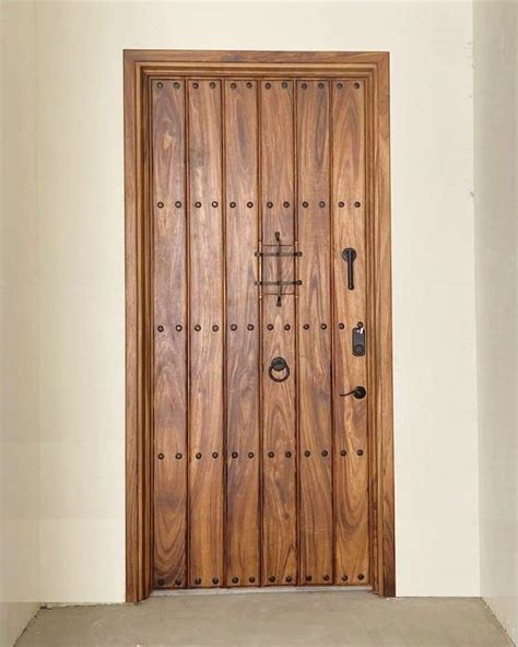 Puerta de Ingreso de Madera Sólida de Parota Estilo Rustico homify