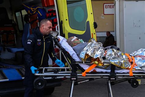 Grèce le naufrage d un cargo fait un mort vaste opération pour