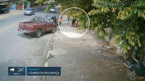 Vídeo mostra momento em que caminhonete invade calçada e atropela três