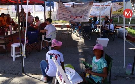 Padres de familia se suman a plantón de maestros en Ciudad Madero