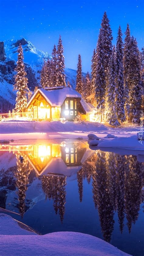 Oświetlony dom nad jeziorem Emerald Lake Tapeta na telefon