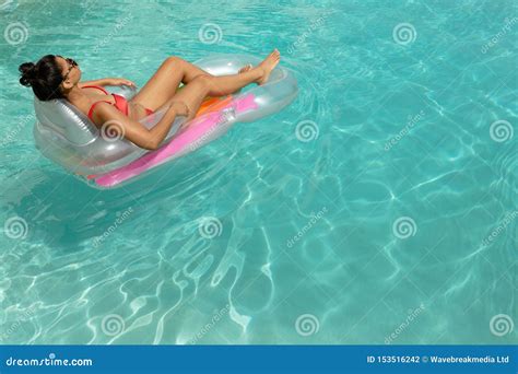 Frau Im Bikini Der Auf Einem Aufblasbaren Rohr Im Swimmingpool Am