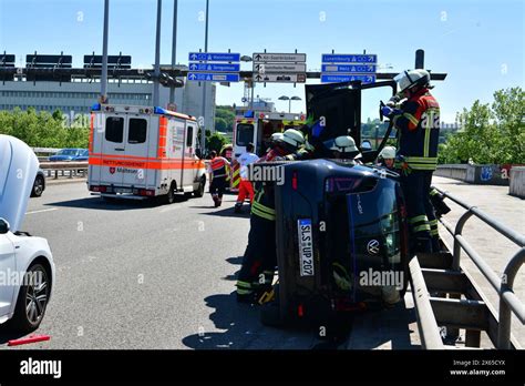 Saarbr Cken Drei Menschen Werden Bei Einem Verkehrsunfall Auf Der