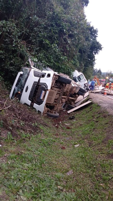 Carreta e dois caminhões tombam na BR 386 em Pouso Novo Grupo A Hora