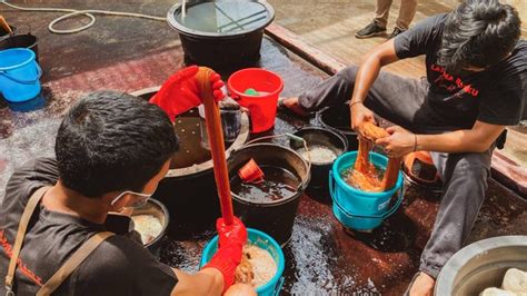 Mewarnai Benang Tenun Lewat Pewarnaan Alami Yang Menarik Di Jabu Borna