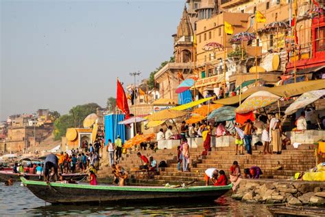 Pessoas Nos Ghats Do Santo Rio Ganges Imagem Editorial Imagem De