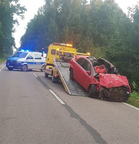 Tragiczny wypadek drogowy zginął 18 letni kierowca pasażerka w