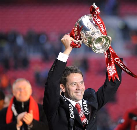 Photo Michael Owen avec la Carling Cup au stade de Wembley à Londres