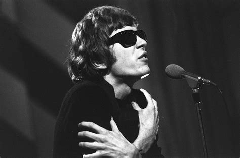 Experimental Singer-Songwriter Scott Walker Dies at 76