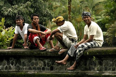 Orang Bali Ciri Khas Orang Bali Pake Sarung Kotak2 Dan Ap Flickr