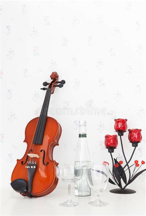 Violon Sur La Table Blanche Image Stock Image Du Cuir Canapé 25643407