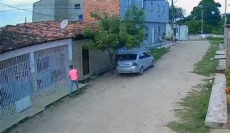 Pol Cia Civil Divulga Imagens Do Suspeito De Roubar Celulares Em