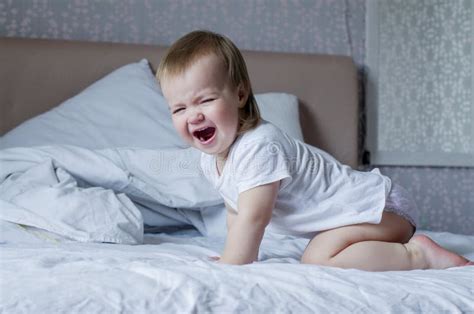 Bebê Gritando E Chorando Na Cama Tantros E Caprichos De Crianças Foto