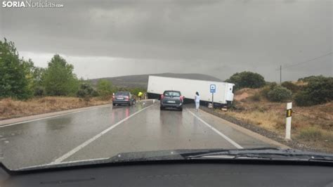 Herido el conductor de un camión tras salirse de la vía en Cadosa