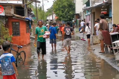 Banjir Surut Ratusan Warga Kembali Ke Rumah ANTARA News