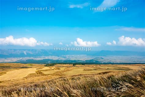 秋のミルクロードから見る阿蘇市街と阿蘇五岳【熊本県】の写真素材 [150794344] イメージマート