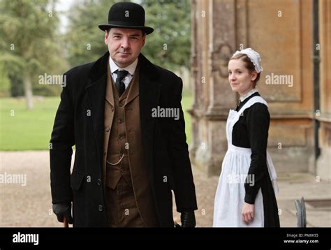 Downton Abbey Temporada 2 Episodio 1 Anna Saluda El Sr Bates Fuera