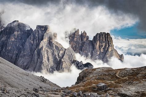 Increíbles montañas rocosas cubiertas de nubes el parque tre cime di