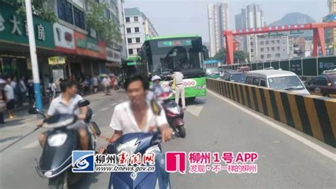 飞鹅路老伯人肉拦停公交车，僵持在马路中央，车头有 澎湃号·媒体 澎湃新闻 The Paper