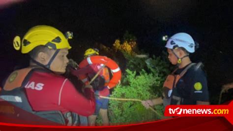 Tim Sar Mamuju Evakuasi Warga Terjebak Banjir