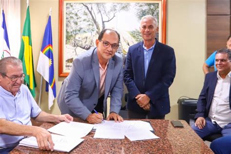 Prefeito Paulo Roberto Transmite Comando Da Prefeitura Para O Vice Edmo